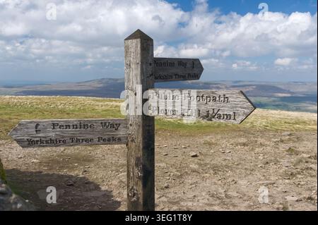 Panneau en bois au sommet de Pen-y-Gand sur la route Yorkshire 3 Peaks dans les Yorkshire Dales Banque D'Images