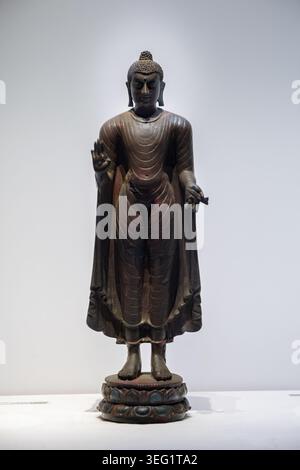 Bouddha debout. Pala, 10ème siècle de notre ère. Bronze. Nalanda, Bihar. Hauteur : 28,0 cm, largeur : 9,0 cm, profondeur : 6,1 cm L'image debout de Bouddha était une comm Banque D'Images
