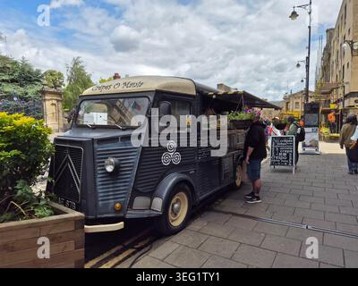 Un food truck dans une rue d'Oxford, Angleterre. Vintage Citroen van, un camion de nourriture. Un homme debout à côté d'un camion de nourriture Banque D'Images