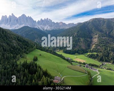 Vue sur la ligne de crête de Seceda depuis le village de Santa Magdalena. Alto Adige. Italia. Banque D'Images
