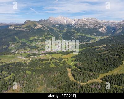 Village de Santa Cristina dans la vallée de Val Gardena. Tyrol du Sud. Italie. Photo aérienne. Banque D'Images