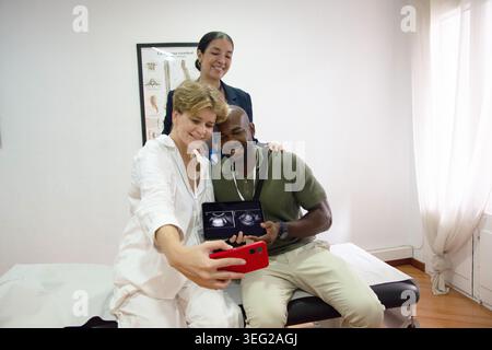 Les parents qui s'attendent à faire un selfie montrant une image échographique Banque D'Images