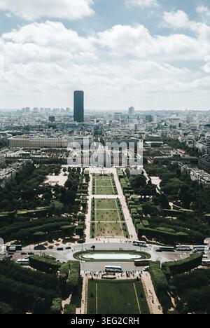 Une vue aérienne époustouflante de Paris mettant en valeur le mélange harmonieux de l'architecture historique avec des espaces verts luxuriants. L'image capture le landm emblématique Banque D'Images