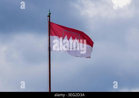 Flagge des Bezirks Mittelfranken, Nürnberg, 17.05.2026 Flagge des Bezirks Mittelfranken mit dem charakteristischen rot-weißen Wappen weht im Wind vor bewölktem Himmel. Nürnberg Bayern Deutschland *** drapeau du district de moyenne Franconie, Nuremberg, 17 05 2026 drapeau du district de moyenne Franconie avec les armoiries rouges et blanches caractéristiques soufflant au vent devant un ciel nuageux Nuremberg Bavière Allemagne 20260517-1V9A8471-M4000 Banque D'Images