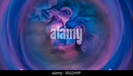 Mélange fluide défocalisé. Brouillard tourbillonnant. Flou violet rose bleu peinture de couleur bleu fumée texture de paillettes se répandant sur fond d'art rond abstrait. Banque D'Images