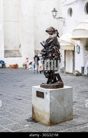 Gros plan de la statue de bronze la Solfatrice sur la Piazza Medaglie d'Oro, Forio, Ischia, Italie le 30 avril 2026 Banque D'Images
