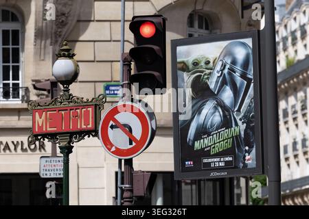 Entrée métro Paris et affiche du film Mandalorian et Grogu près de chaussée de la Muette à Paris, France. Banque D'Images