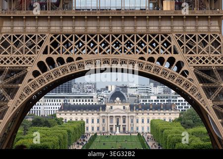 École militaire vue à travers la ferronnerie de la Tour Eiffel à Paris, France. Banque D'Images