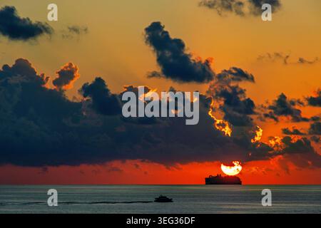Coucher de soleil sur la mer des caraïbes avec silhouette de bateau de croisière - février 2026 Banque D'Images