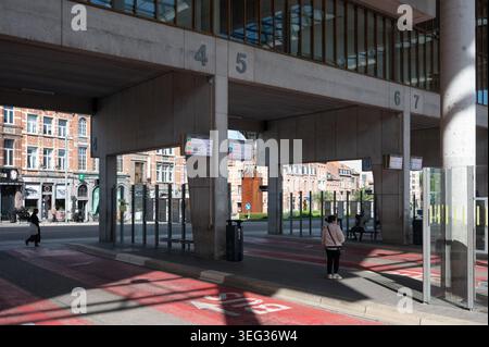Grande gare routière de Lijn avec plusieurs quais près de la gare de Louvain, un important centre de transport public à Louvain. Leuven, Belgique, 16 MAI 202 Banque D'Images