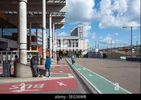 Grande gare routière de Lijn avec plusieurs quais près de la gare de Louvain, un important centre de transport public à Louvain. Leuven, Belgique, 16 MAI 202 Banque D'Images