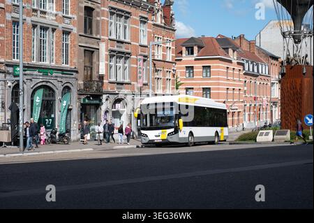 Grande gare routière de Lijn avec plusieurs quais près de la gare de Louvain, un important centre de transport public à Louvain. Leuven, Belgique, 16 MAI 202 Banque D'Images