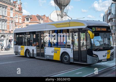 Grande gare routière de Lijn avec plusieurs quais près de la gare de Louvain, un important centre de transport public à Louvain. Leuven, Belgique, 16 MAI 202 Banque D'Images