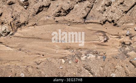Modèles d'érosion de l'eau de pluie sur la texture de la route de terre Banque D'Images