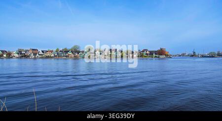 Des maisons hollandaises traditionnelles colorées le long d'une rivière Banque D'Images