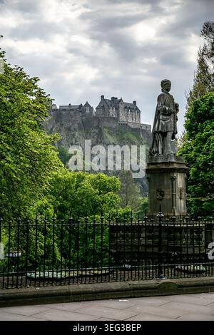 Vue du château d'Édimbourg au sommet de Castle Rock à Édimbourg, vue depuis Princes Street Gardens. La scène présente la forteresse historique dominant la ville Banque D'Images