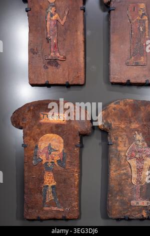 Quatre planches de momie égyptienne de l'époque romaine avec des divinités égyptiennes peintes et des noms de personnes grecs en écriture grecque, période gréco-romaine, Grand Musée égyptien Banque D'Images