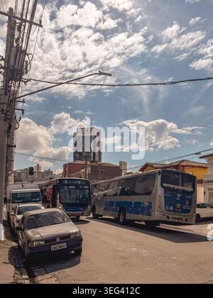 Deux bus dans les rues de Jardim Sao Paulo. Sao Paulo, Brésil. 16 mai 2026. Banque D'Images