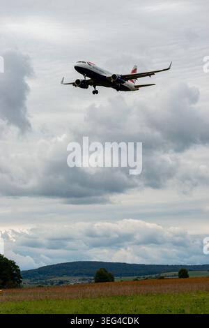 Zurich, Suisse, le 14 septembre 2024 un Airbus A320-232 G-EUYT British Airways atterrit sur la piste 14 par temps nuageux Banque D'Images