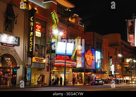 Les lumières le long de Hollywood Boulevard à Hollywood Californie annoncent les diverses entreprises de restauration pour les touristes Banque D'Images