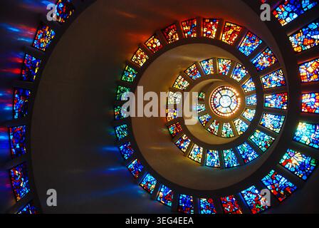 Les vitraux colorés forment une séquence de Fibonacci à la Thanks Giving Chapel de Dallas Banque D'Images