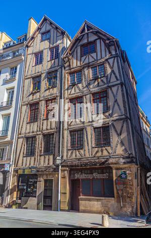 Deux des plus anciennes maisons de Paris rue François Miron dans le quartier du Marais Banque D'Images