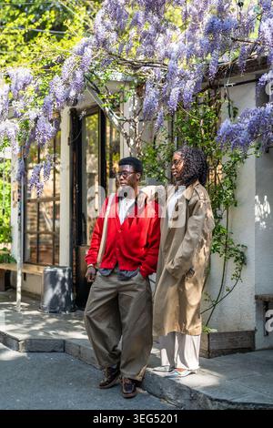 Insouciant détendu afro-américain hommes et femmes étudiants amis posant pour selfie sur smartphone. Banque D'Images