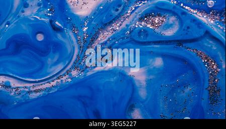 Bleu peinture eau paillettes fond de marbre fluide Banque D'Images