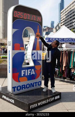 Toronto, Canada 2026 : le compte à rebours officiel de la Coupe du monde de la FIFA 2026 à Nathan Phillips Square, devant l'hôtel de ville de Toronto Banque D'Images