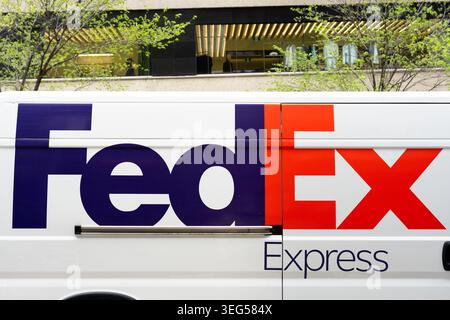 Fourgonnette de livraison FedEx Express sur la rue Toronto Banque D'Images