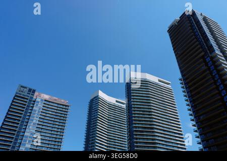 Tours résidentielles modernes de grande hauteur contre le ciel bleu Banque D'Images