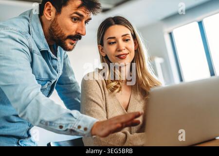 Un couple heureux et multinational qui sont des nomades numériques et travaillent dans un pays différent chaque mois Banque D'Images