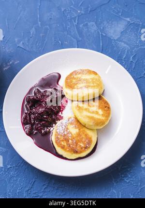 Petit déjeuner et concept délicieux - crêpes au fromage cottage avec confiture, gros plan Banque D'Images