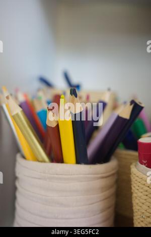 Crayons de couleur dans le support dans la salle de classe Banque D'Images