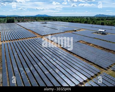 Une vue surélevée d'une centrale solaire photovoltaïque commerciale à grande échelle avec des rangées de panneaux illustrant une infrastructure durable et de l'énergie verte Banque D'Images