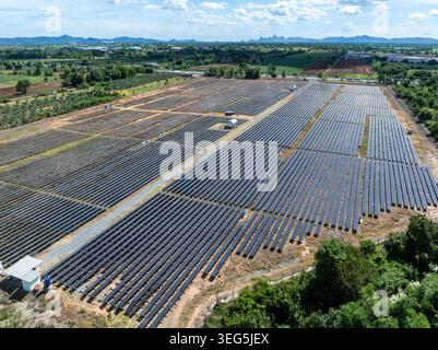 Vue panoramique d'une centrale solaire photovoltaïque commerciale à grande échelle démontrant des infrastructures d'énergie renouvelable et des efforts de durabilité. Banque D'Images