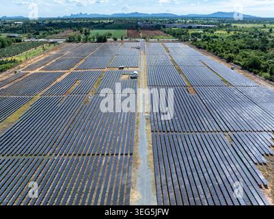 Une vue surélevée d'une ferme solaire photovoltaïque à grande échelle mettant en valeur la production d'énergie durable et les infrastructures renouvelables dans un champ rural settin Banque D'Images