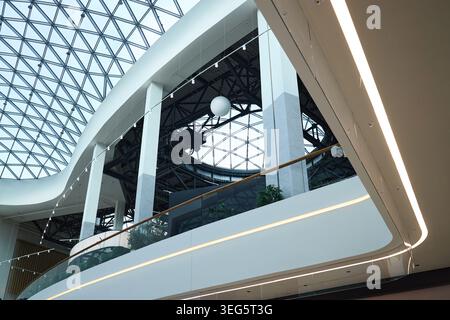 Intérieur commercial moderne mettant en valeur l'architecture contemporaine du commerce de détail Banque D'Images