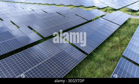 Une vue surélevée d'une ferme solaire à grande échelle présentant une infrastructure d'énergie propre et une technologie de réseau électrique durable. Banque D'Images
