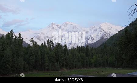 Superbe vue rapprochée de Nanga Parbat avec des sommets enneigés et des nuages spectaculaires capturés dans le nord du Pakistan. Banque D'Images