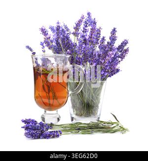 Tasse en verre de thé noir avec fleurs de lavande dans un vase isolé sur fond blanc, espace de copie pour votre texte Banque D'Images