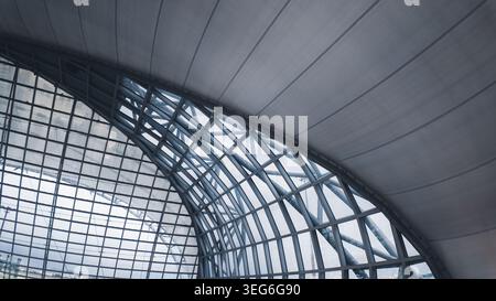 Architecture en verre futuriste de l'aéroport Suvarnabhumi avec plafond en acier incurvé à Bangkok, intérieur moderne du terminal de l'aéroport avec fenêtres géométriques et Banque D'Images