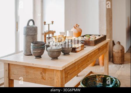 Collection d'ustensiles de cuisine anciens sur une table rustique dans le palais de Pena Banque D'Images