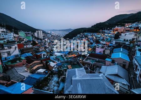 Gamcheon culture Village au crépuscule surplombant le port de Busan Banque D'Images