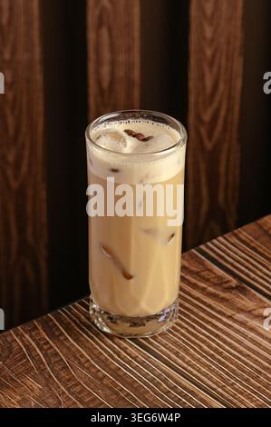 Grand verre de café glacé avec mousse crémeuse sur le dessus Banque D'Images