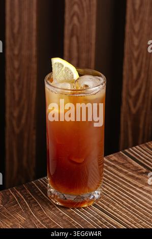 Cocktail de thé glacé réfrigéré sur une table en bois sombre Banque D'Images