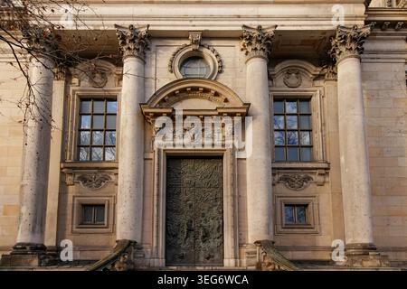 Porte sculptée complexe sur un bâtiment néoclassique Banque D'Images