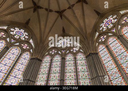 Plafond voûté et vitraux dans la cathédrale de Salisbury Banque D'Images