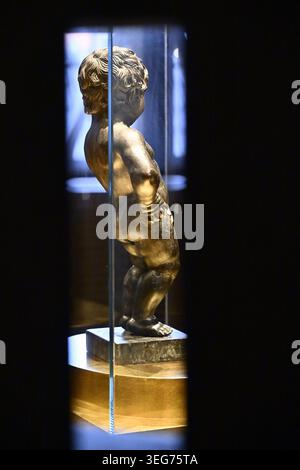 Bruxelles, Belgique. 18 mai 2026. La statue originale du Manneken Pis photographiée lors du déménagement de la collection de costumes du Manneken Pis, le lundi 18 mai 2026, à Bruxelles. Environ 1200 tenues sont transférées des dépôts du Musée de la ville de Bruxelles-Broodhuis / Maison du Roi aux dépôts du Musée de la mode et de la dentelle. Les costumes doivent rester près de la fontaine pour assurer les environ 200 pansements annuels. BELGA PHOTO ERIC LALMAND crédit : Belga News Agency/Alamy Live News Banque D'Images