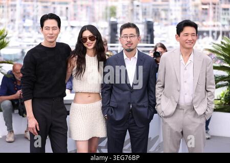 Cannes, France. 18 mai 2026. Zo In-sung, Jung Ho - yeon, Na Hong-jin et Hwang Jung-mi présents au Photocall of Hope lors du 79e Festival International du film de Cannes à Cannes, France le 18 mai 2026, le film du réalisateur sud-coréen Na Hong-Jin sélectionné en compétition officielle. Photo de Jerome domine/ABACAPRESS.COM crédit : Abaca Press/Alamy Live News Banque D'Images